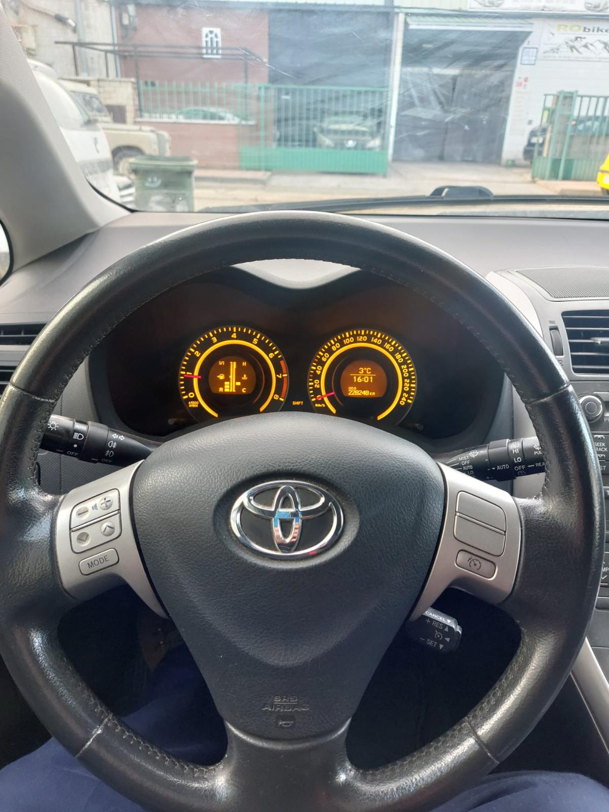 
								Toyota Auris full									