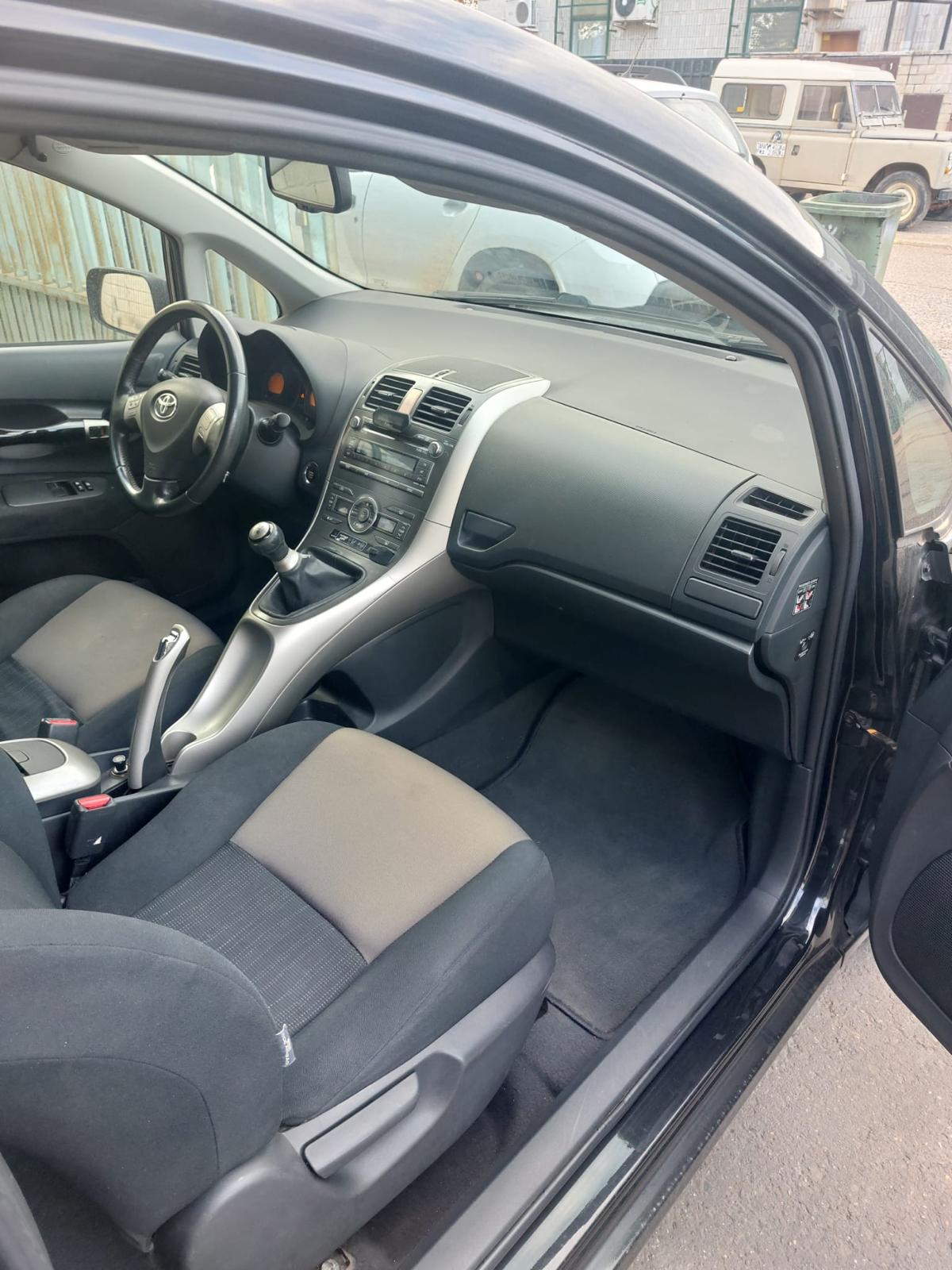 
								Toyota Auris full									