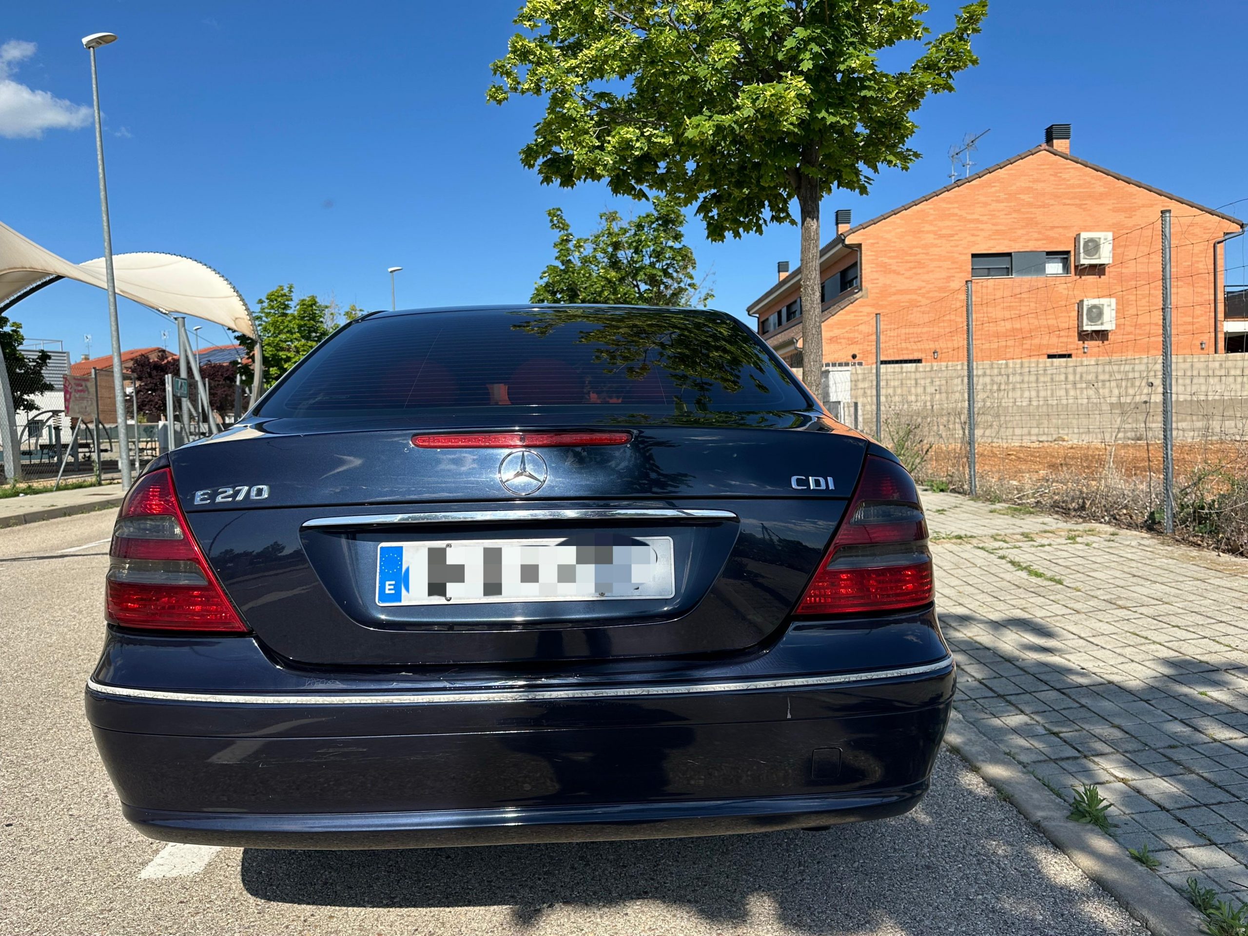 
								Mercedes-Benz E 270 full									