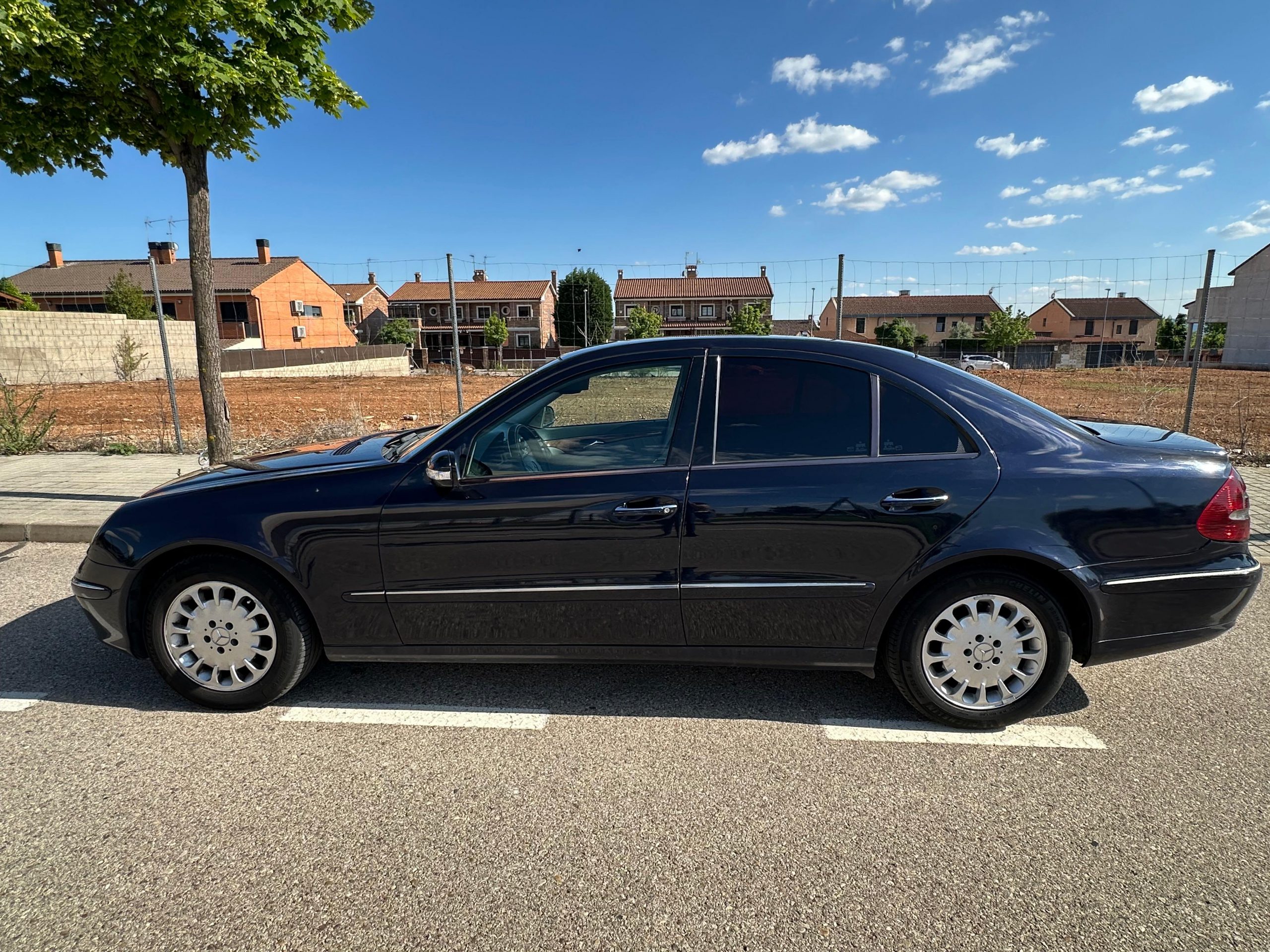 
								Mercedes-Benz E 270 full									