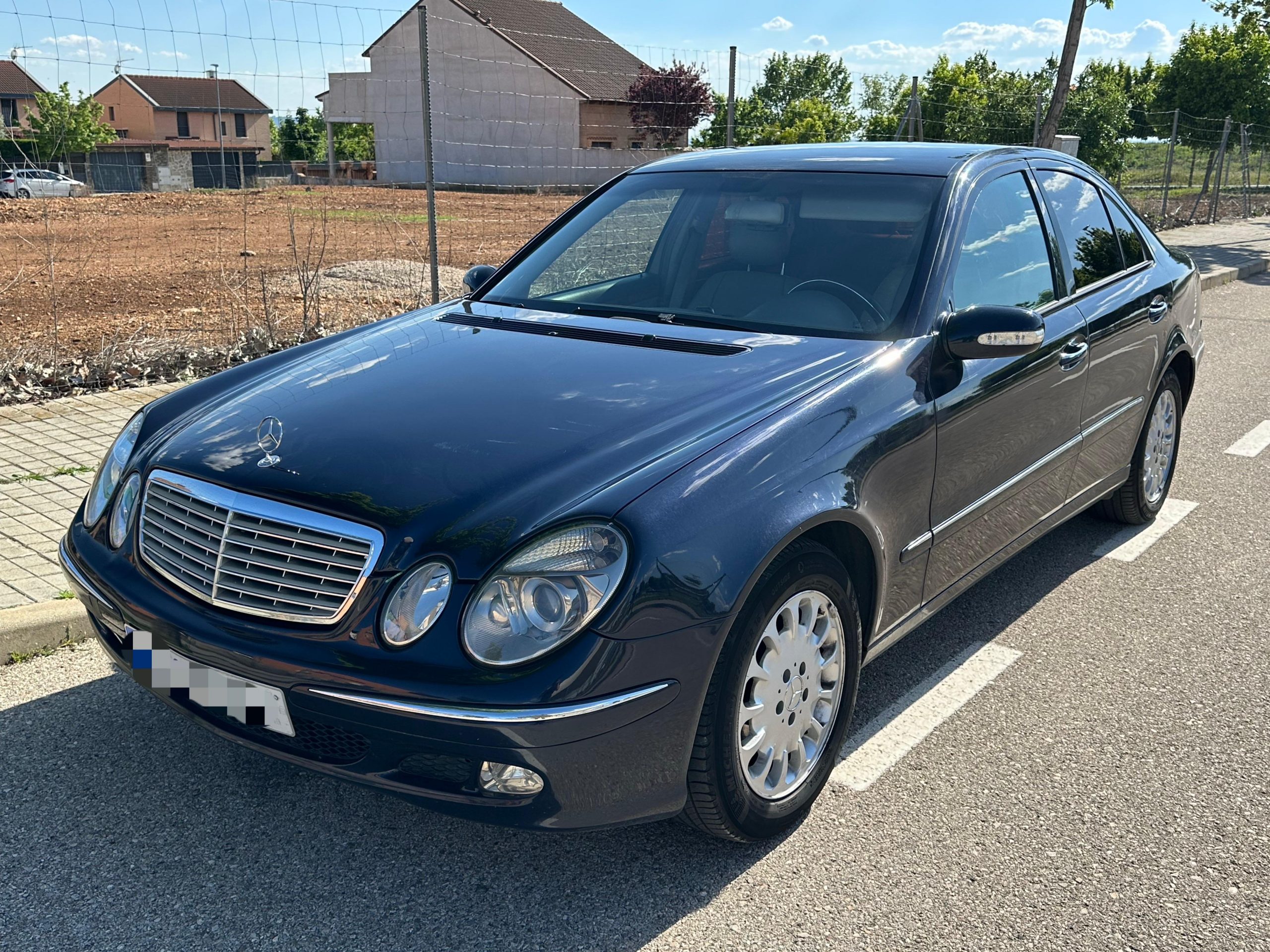 
								Mercedes-Benz E 270 full									
