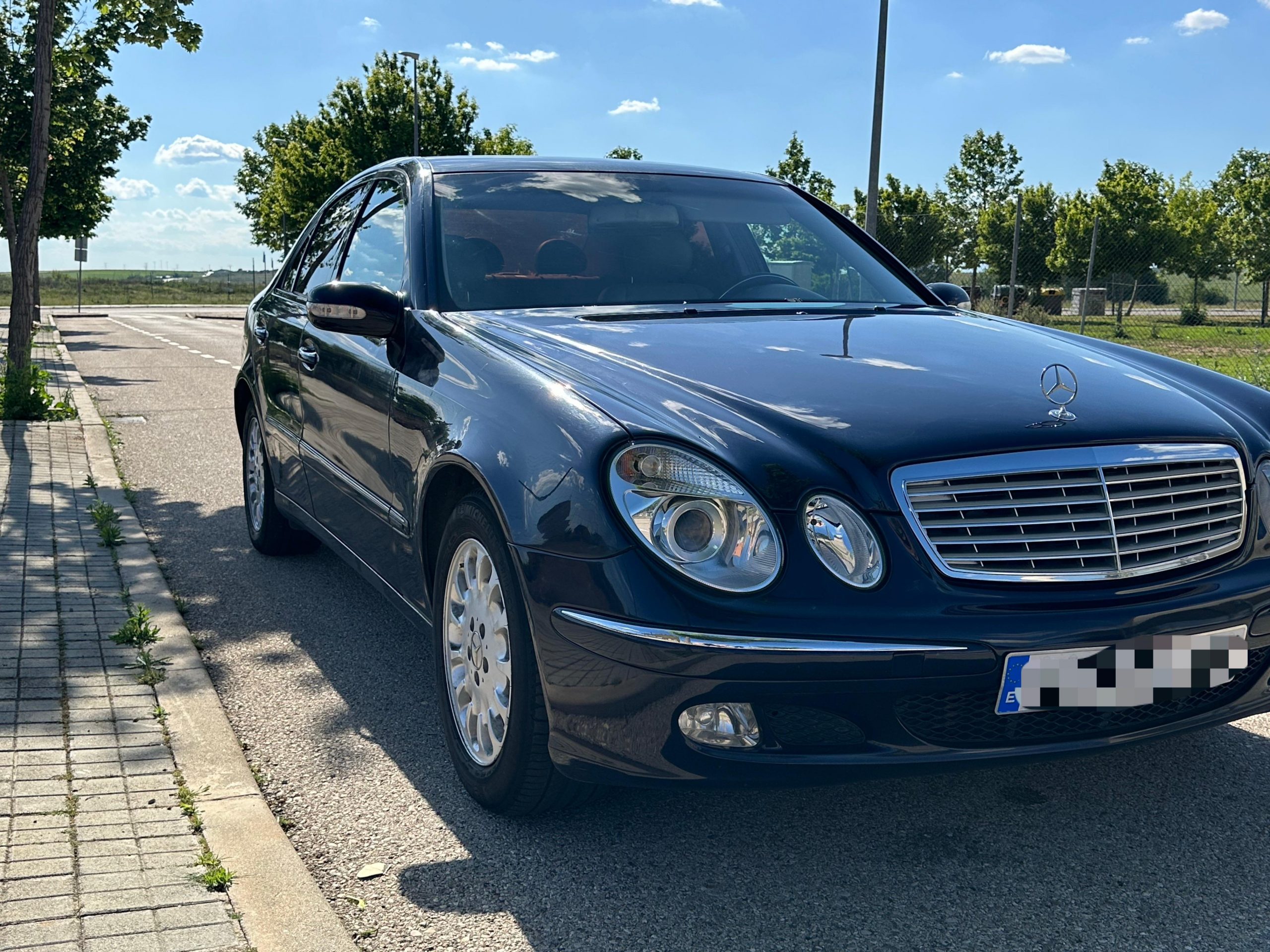 
								Mercedes-Benz E 270 full									