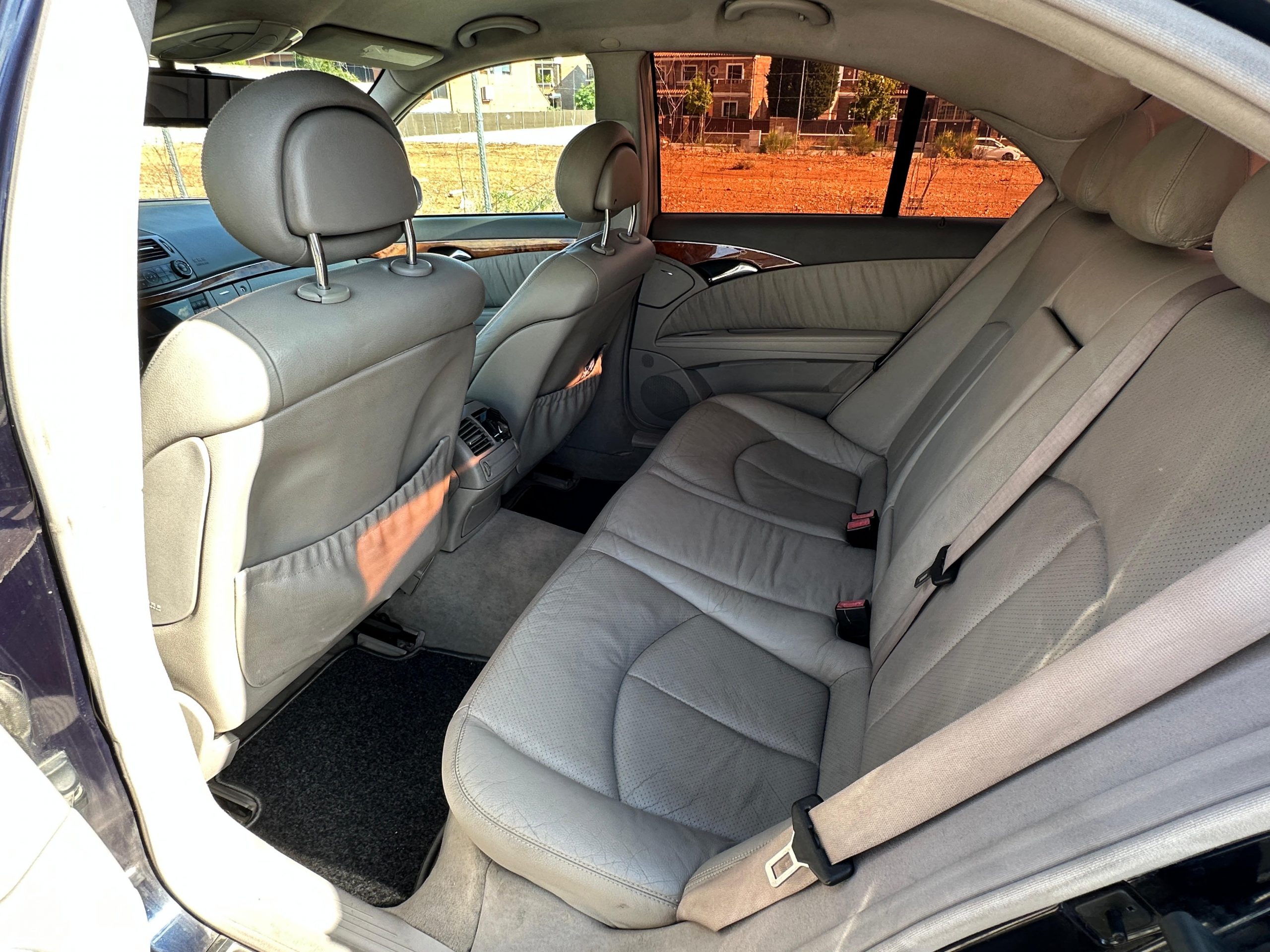 
								Mercedes-Benz E 270 full									