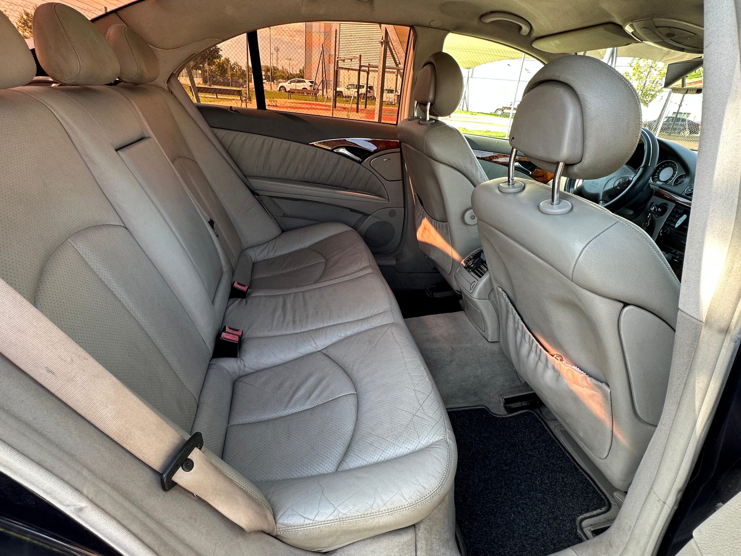 
								Mercedes-Benz E 270 full									