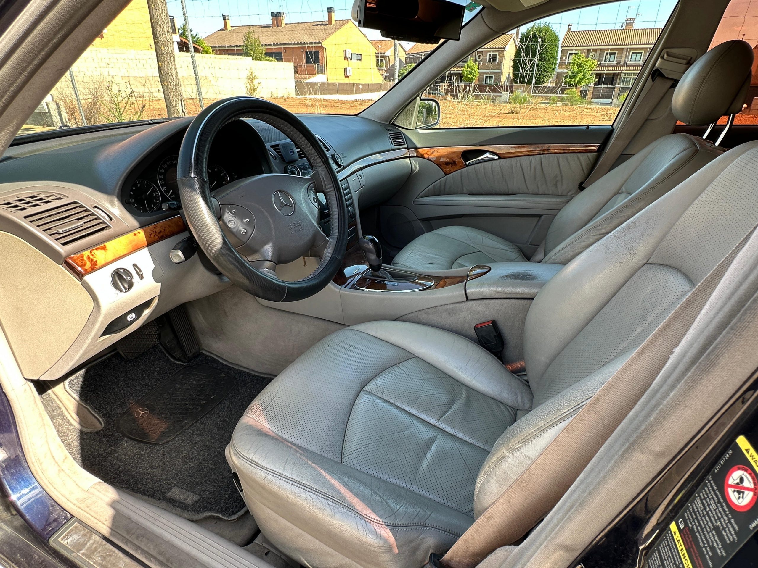 
								Mercedes-Benz E 270 full									