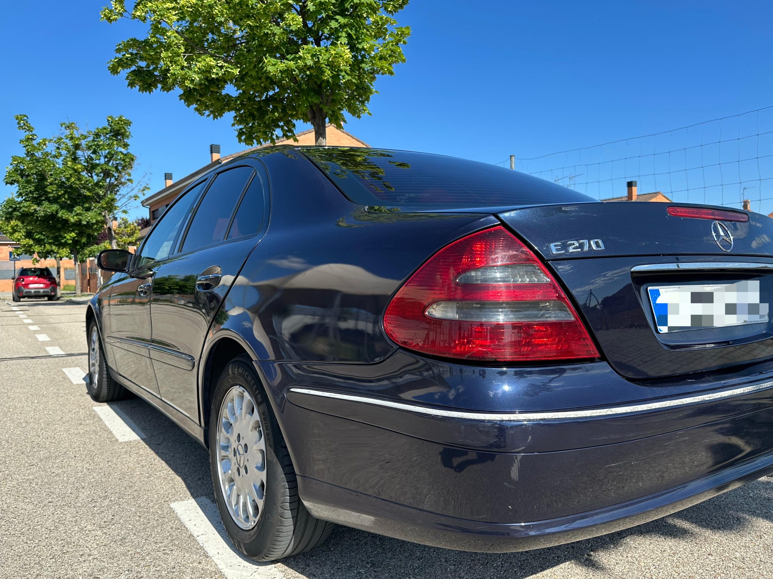 
								Mercedes-Benz E 270 full									