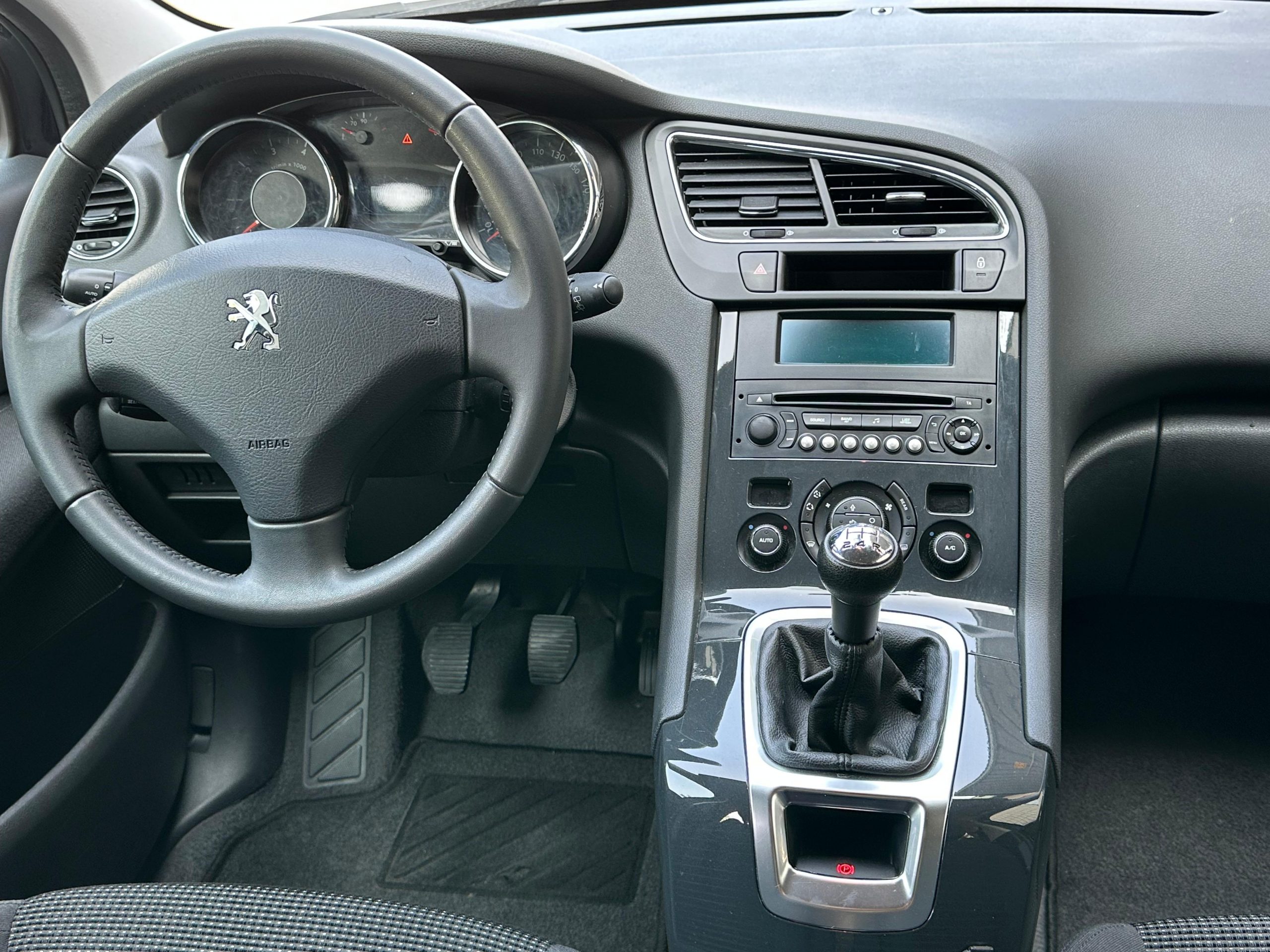 
								Peugeot 5008 full									