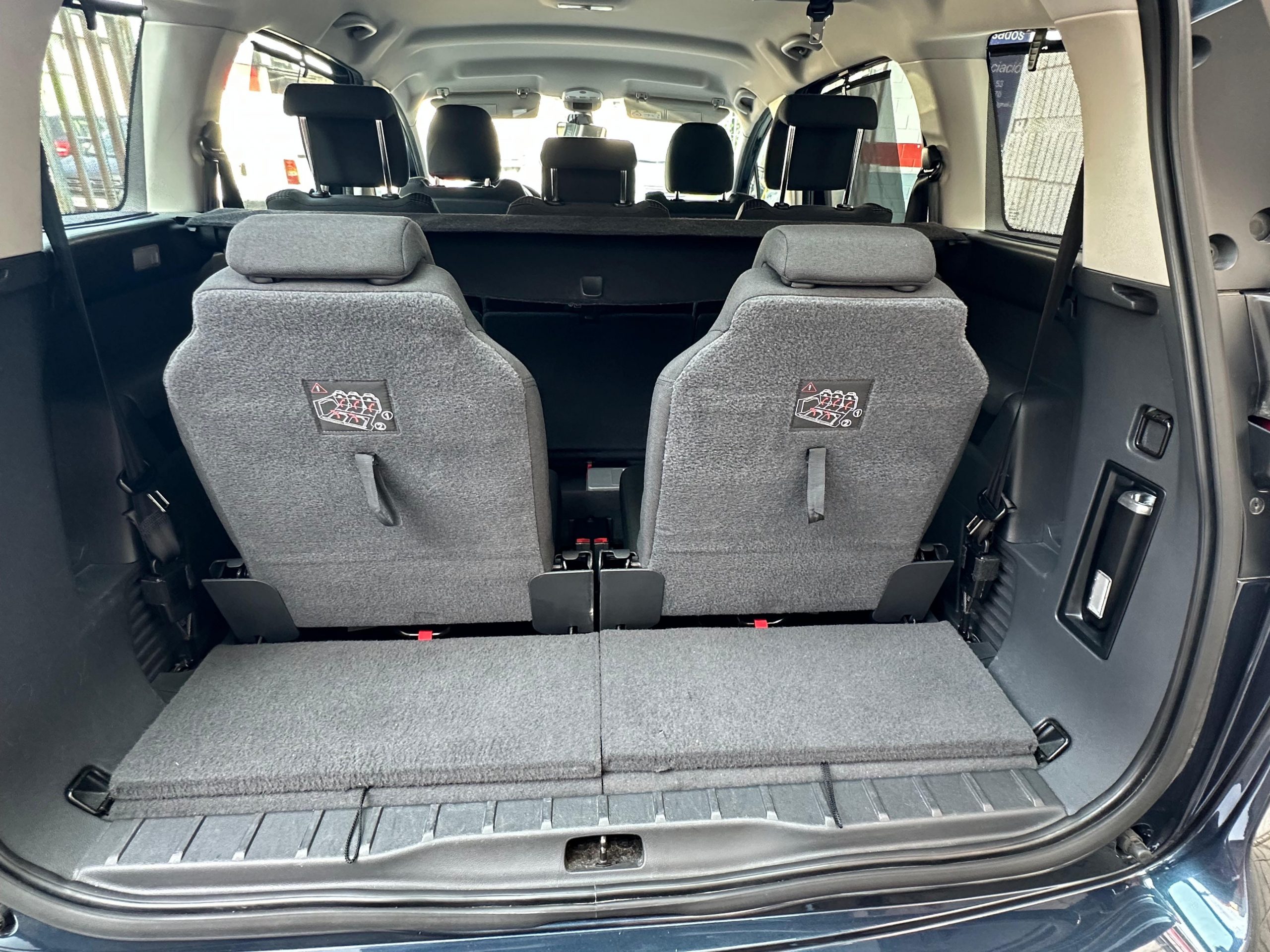 
								Peugeot 5008 full									