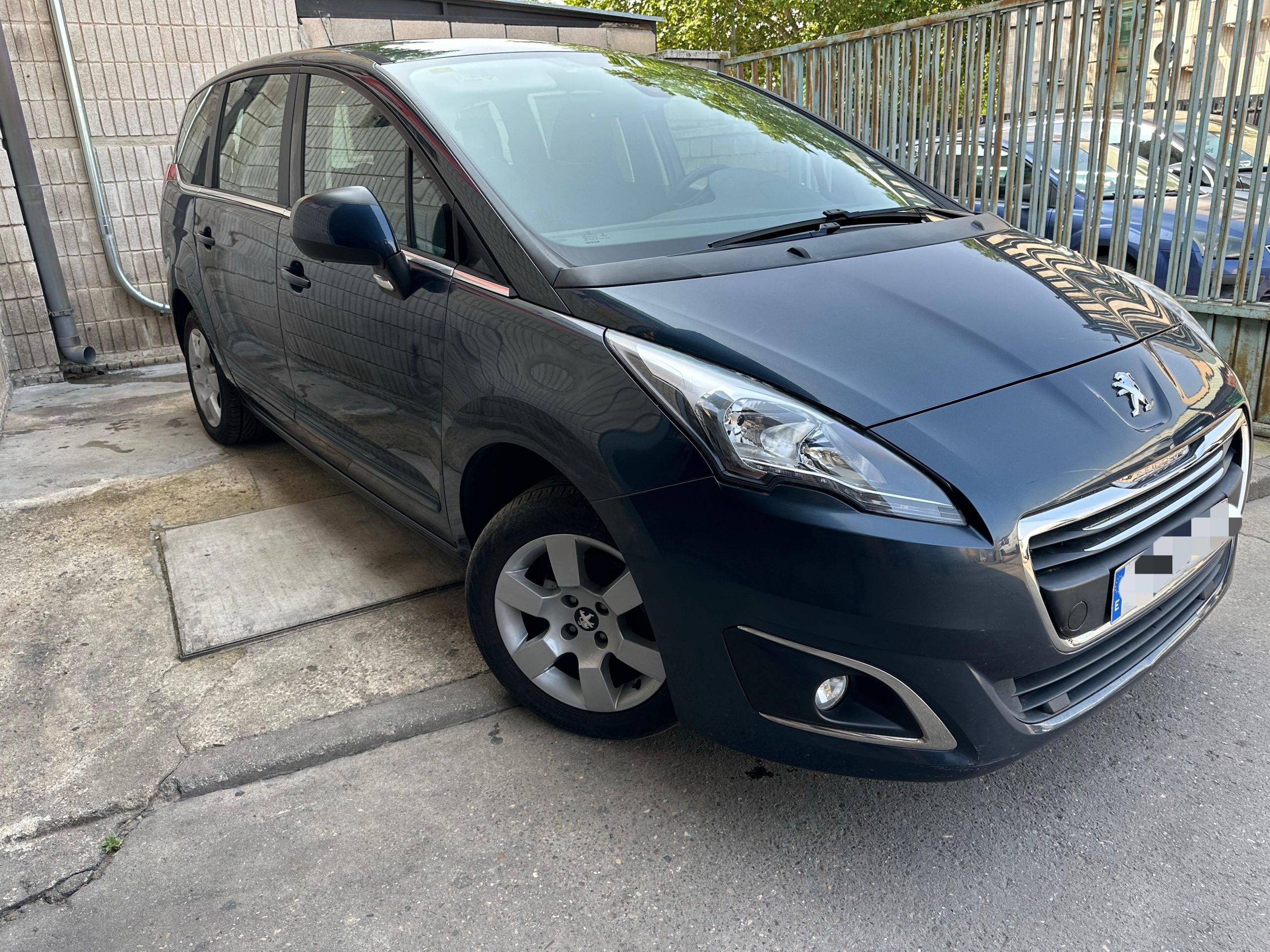 
								Peugeot 5008 full									