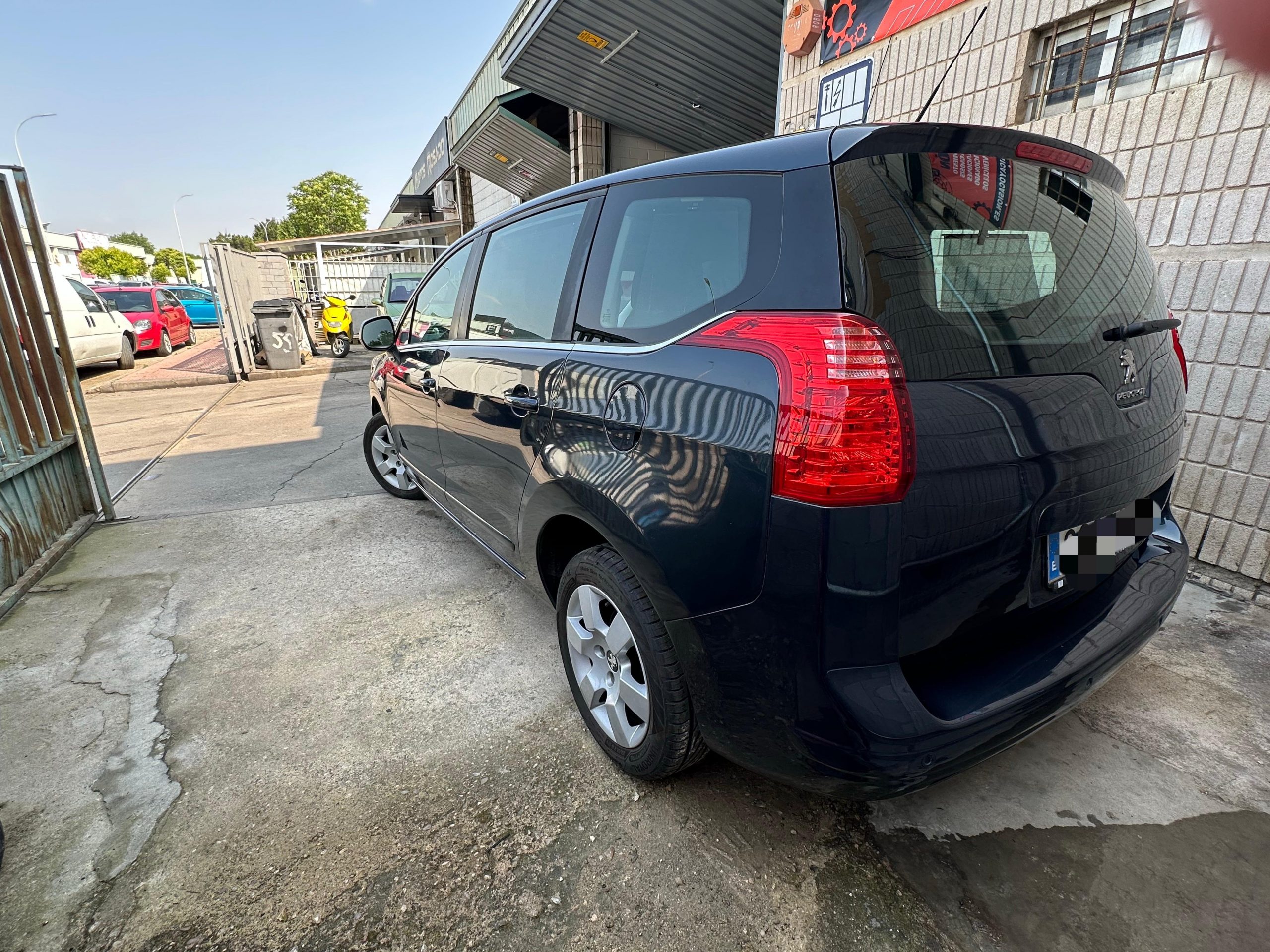 
								Peugeot 5008 full									