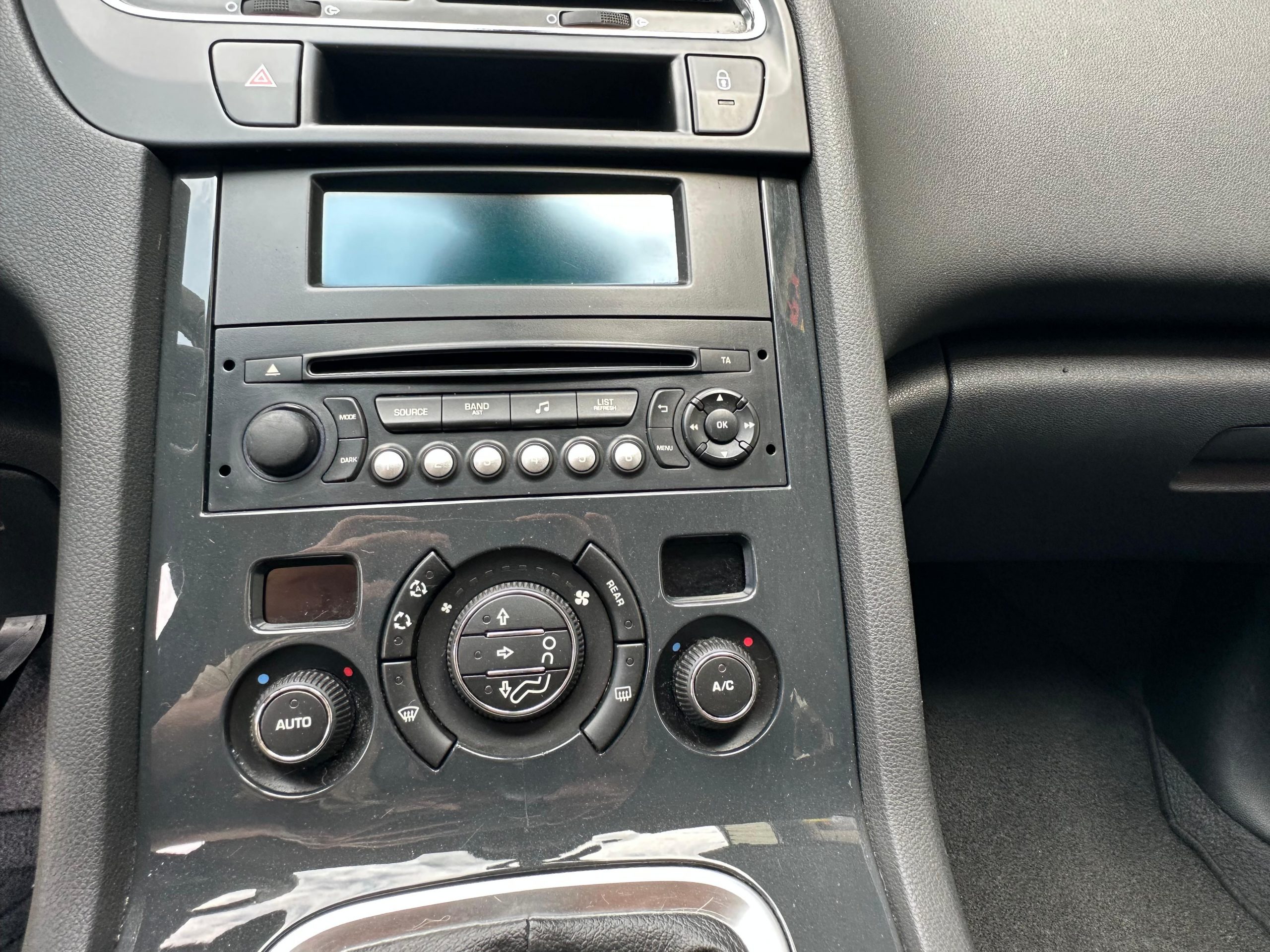 
								Peugeot 5008 full									