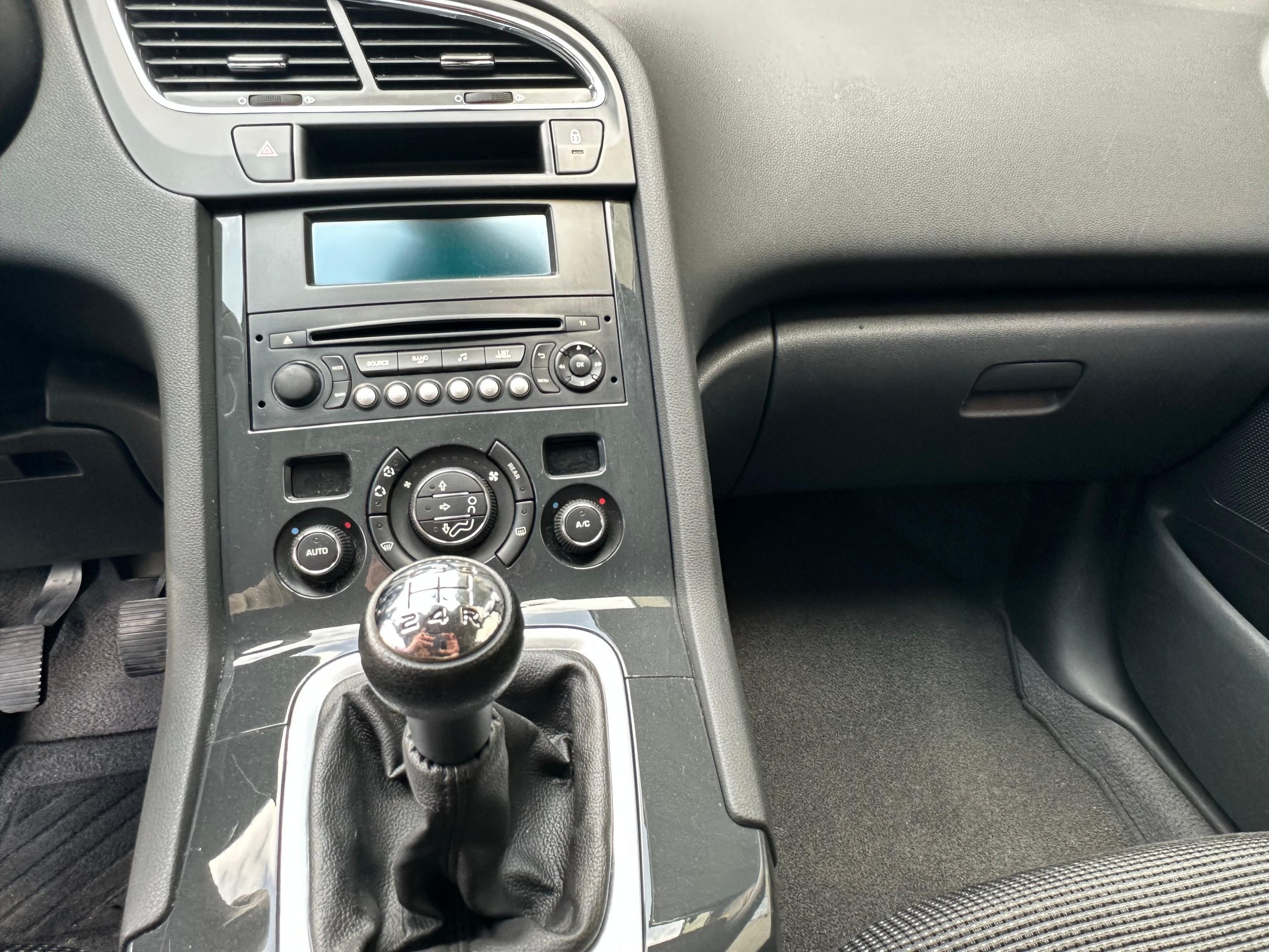 
								Peugeot 5008 full									
