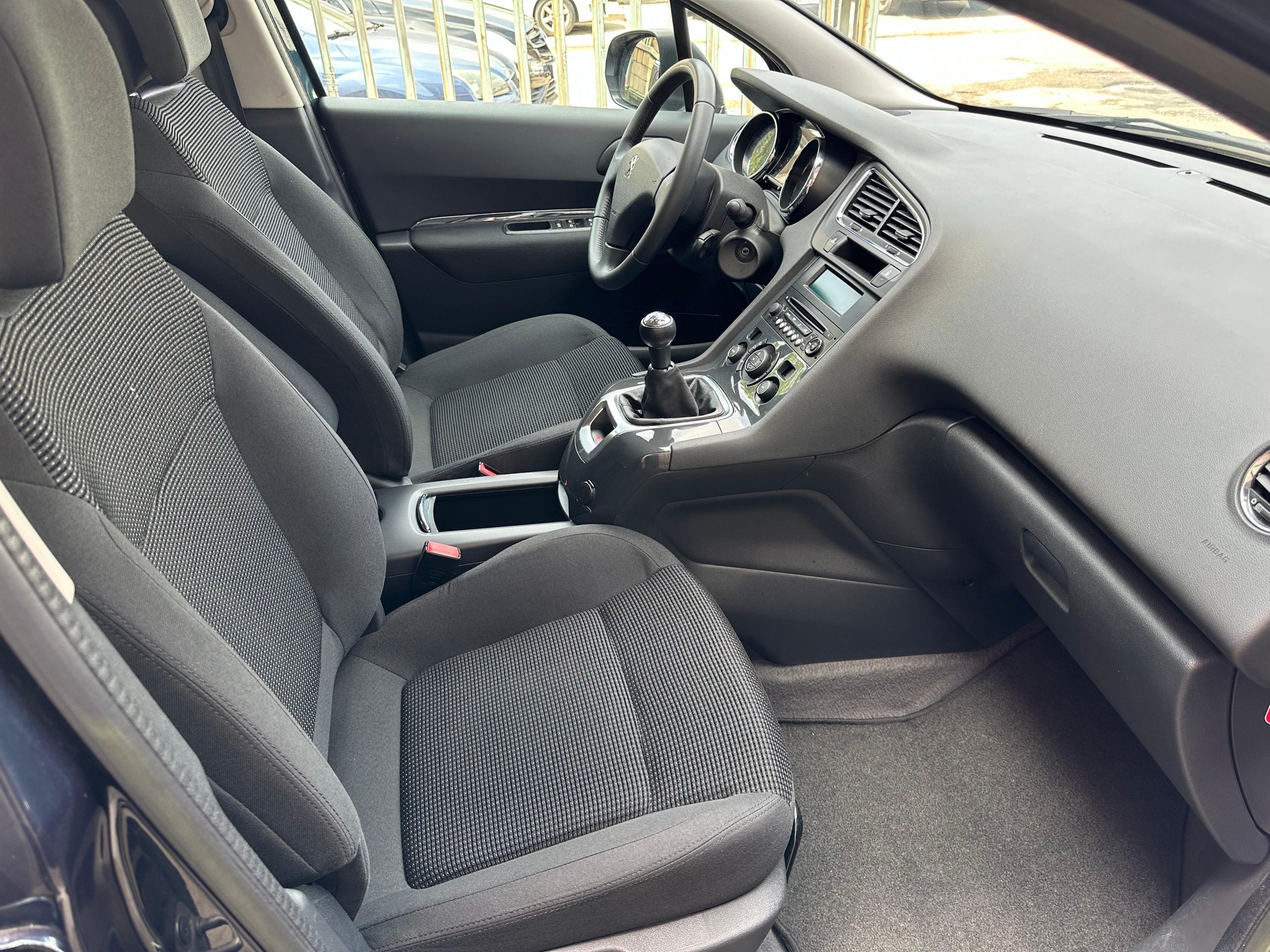 
								Peugeot 5008 full									