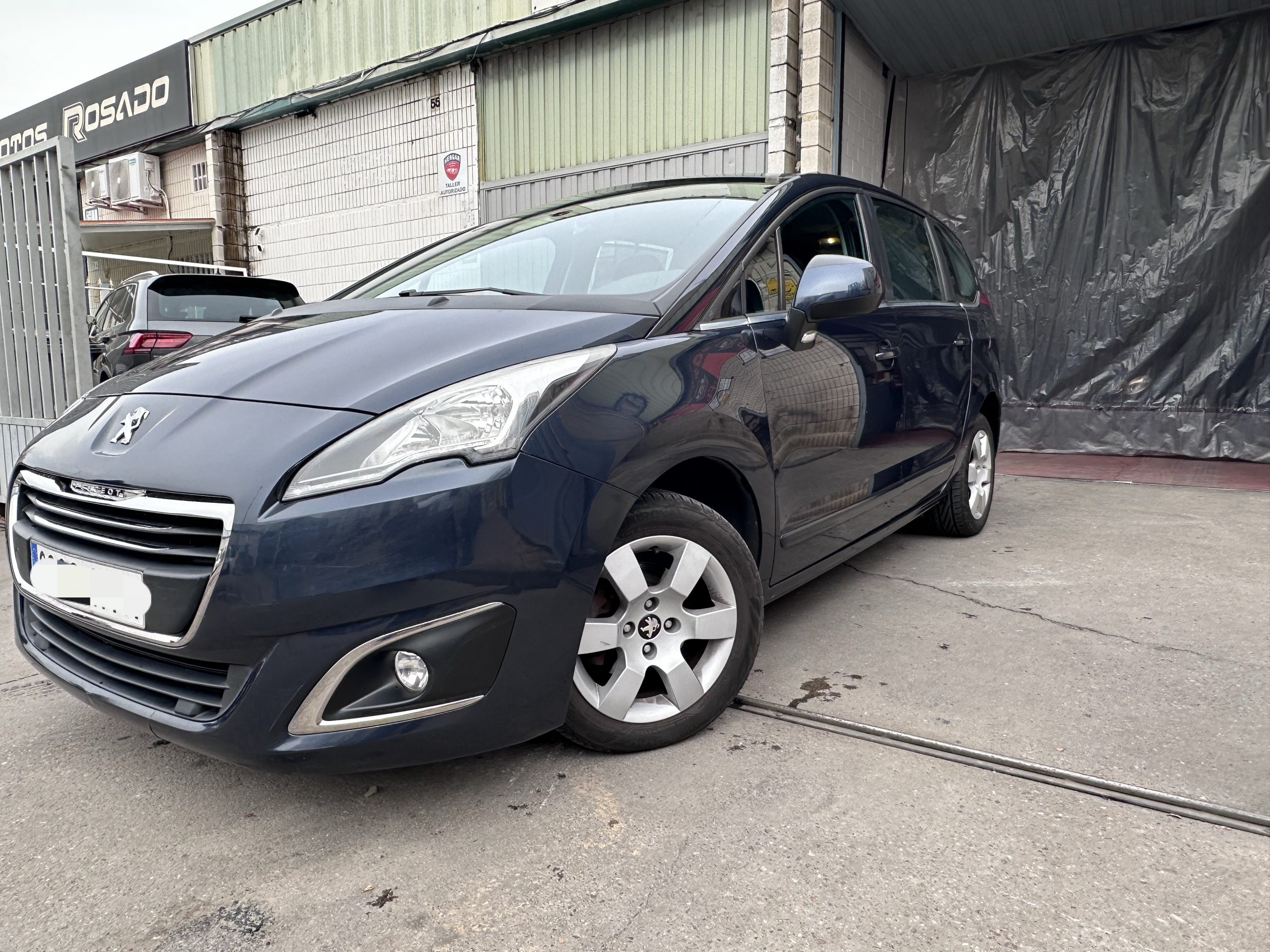 
								Peugeot 5008 full									