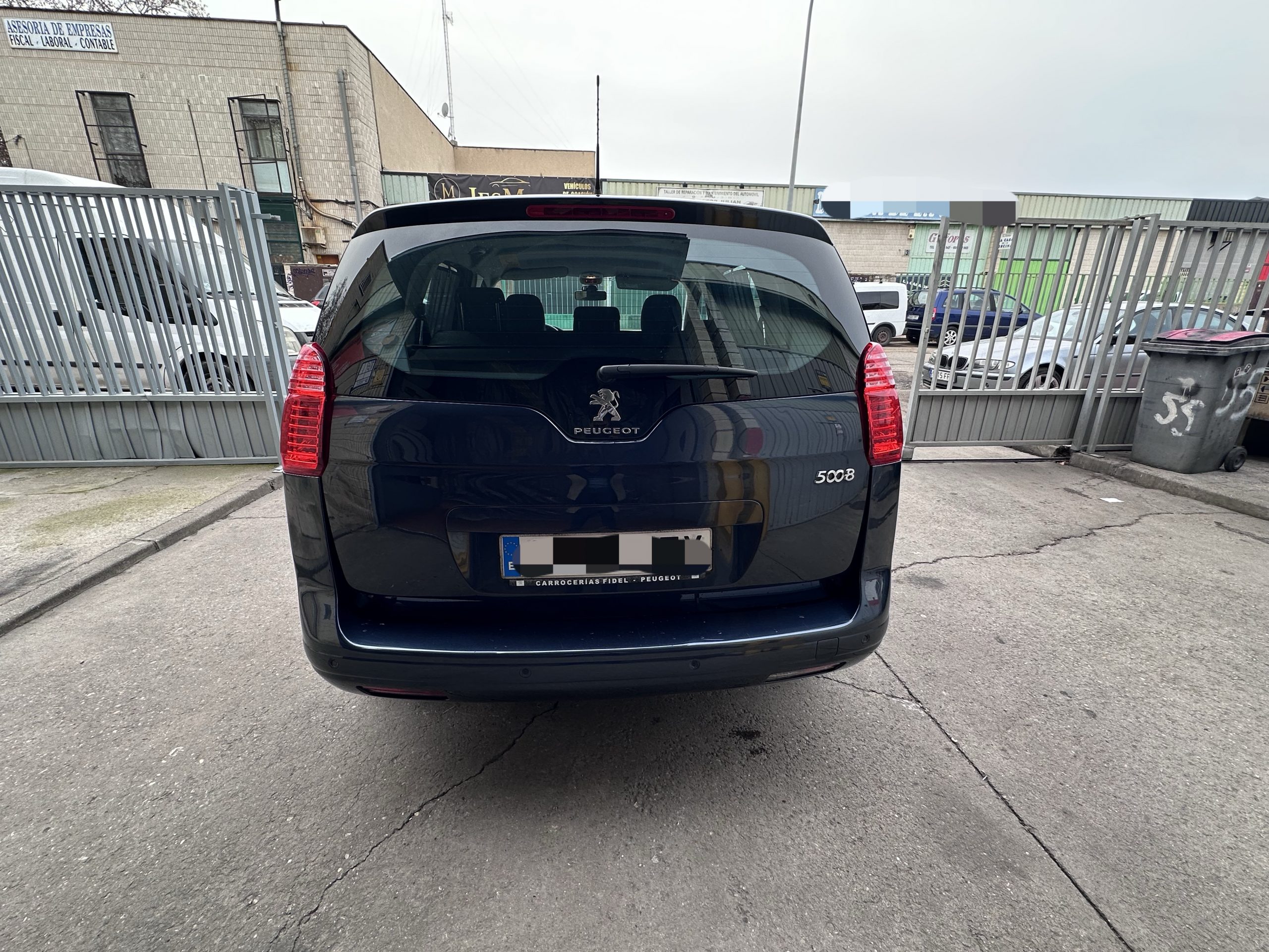 
								Peugeot 5008 full									