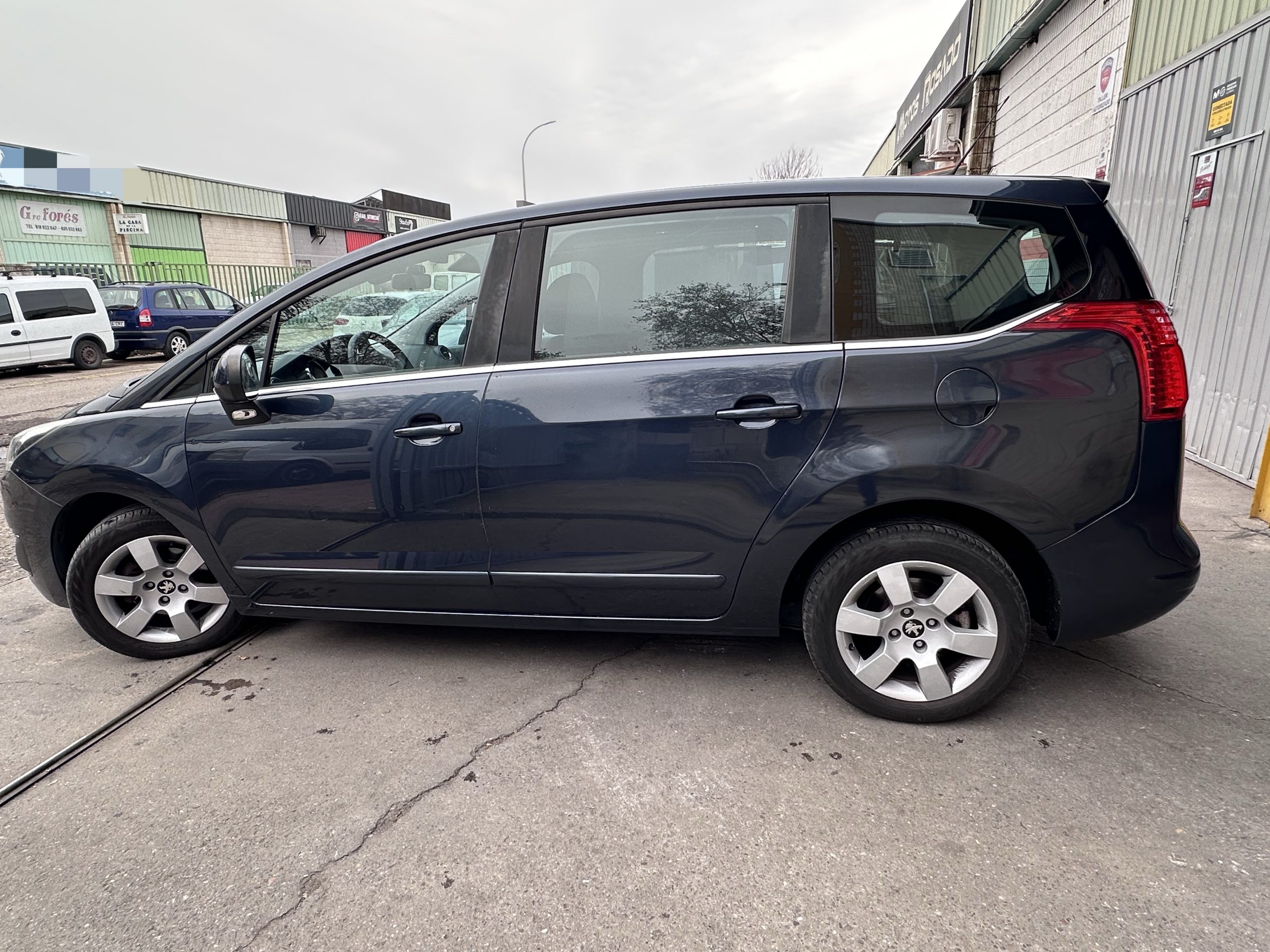 
								Peugeot 5008 full									